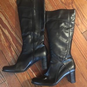 Black leather Naturalizer boots